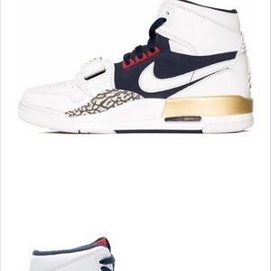 Nikes EUC SIZE 7Y White and Navy Sneakers